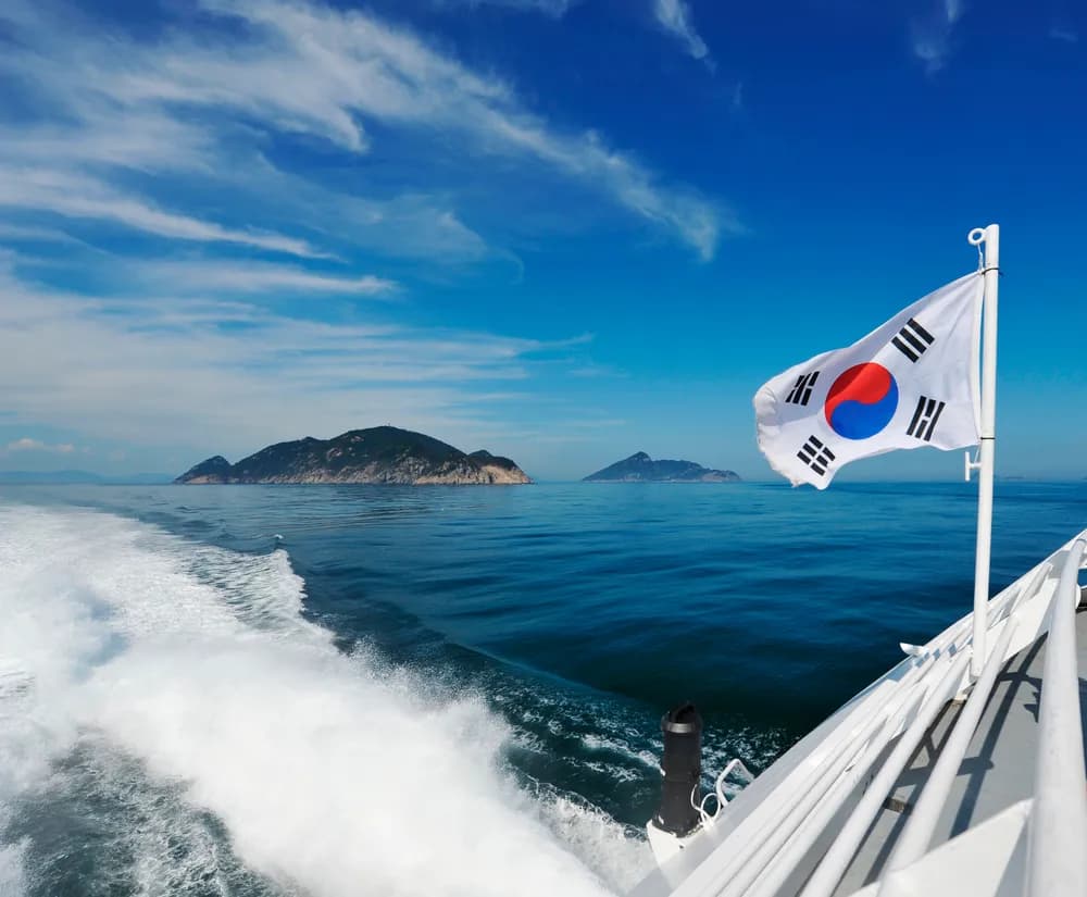 선박에서 바라본 태극기와 바다